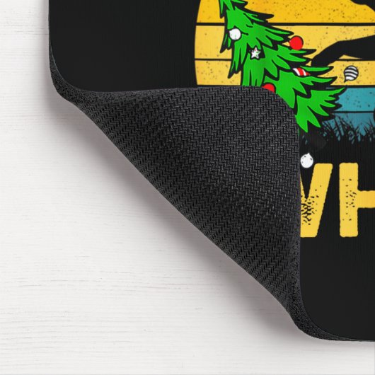 Funny Black Cat Gift Pushing Christmas Tree Over C マウスパッド (コーナー)