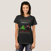 Funny Black Cat Gift Pushing Christmas Tree Over C Tシャツ (正面フル)