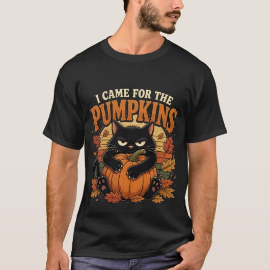 Funny Black Cat Hugging Pumpkin T-Shirt Tシャツ (正面)
