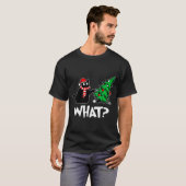 Funny Black Cat Xmas Pushing Christmas Tree Over C Tシャツ (正面フル)