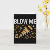 Funny Blow Me Kiss Me Happy New Year Couple Humor  カード (黄色い花)