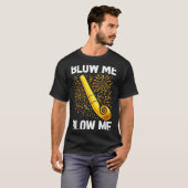 Funny Blow Me Kiss Me Happy New Year Couple Matchi Tシャツ (正面フル)