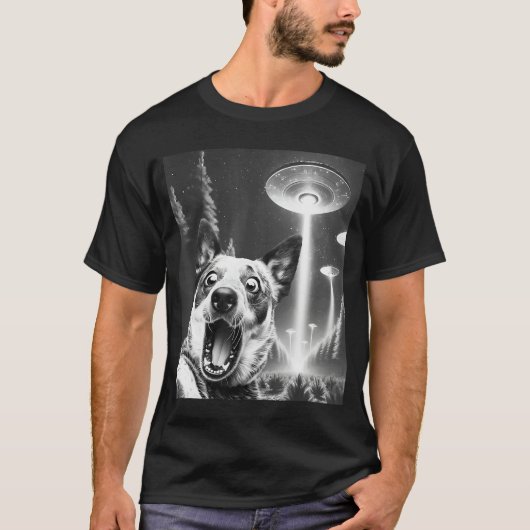 Funny Blue Heeler Alien UFOaking a Sie Dog Mom Dad Tシャツ (正面)