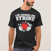 Funny Bowling Pun I'M Going On Strike Tシャツ (正面)