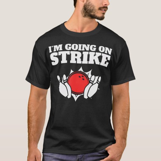 Funny Bowling Pun I'M Going On Strike Tシャツ (正面)