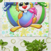 Funny Bunny biting an Easter Egg キッチンタオル (折り畳み)