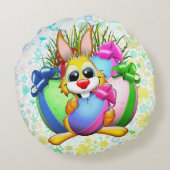 Funny Bunny biting an Easter Egg ラウンドクッション (裏面)