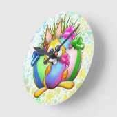 Funny Bunny biting an Easter Egg ラウンド壁時計 (傾斜)