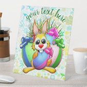 Funny Bunny biting an Easter Egg 台座サイン (インサイチュ)