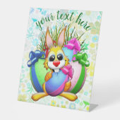 Funny Bunny biting an Easter Egg 台座サイン (正面)