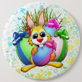 Funny Bunny biting an Easter Egg 缶バッジ (正面)
