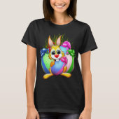 Funny Bunny biting an Easter Egg Tシャツ (正面)