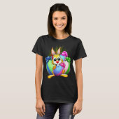 Funny Bunny biting an Easter Egg Tシャツ (正面フル)