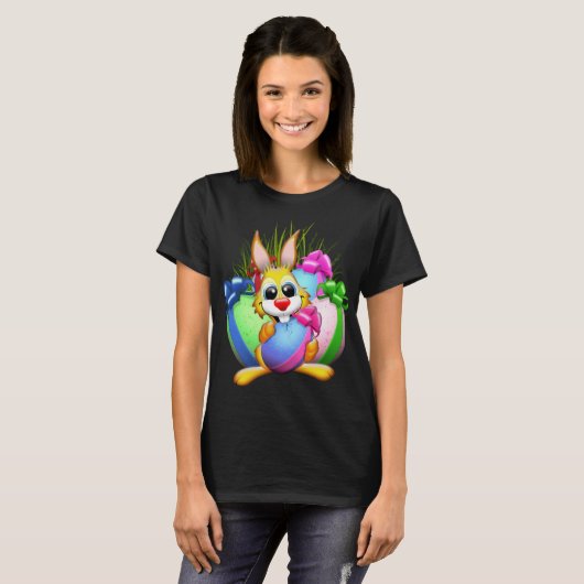Funny Bunny biting an Easter Egg Tシャツ (正面フル)