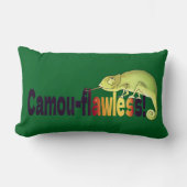 Funny Camou-flawless Chameleon Pun ランバークッション (正面)