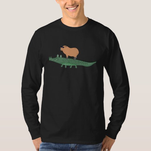 Funny Capybara Riding On A Crocodile Tシャツ (正面)
