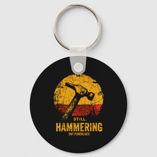 Funny Carpenter Still Hammering Out Punchlines Vin キーホルダー (正面)