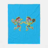Funny Cartoon Skeletons Playing Padel Tennis – 3D  フリースブランケット (正面)