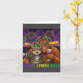 Funny Cat Bigfoot Selfie Mardi Gras Carnival Party カード (黄色い花)