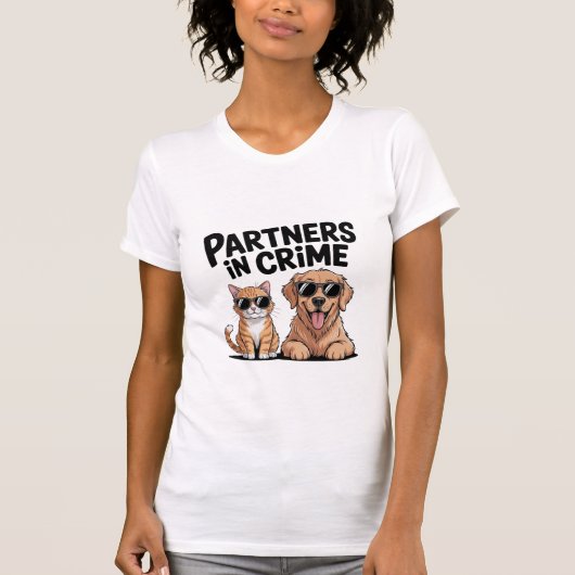 Funny Cat & Dog T-Shirt – “Partners in Crime”  Tシャツ (正面)