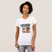 Funny Cat & Dog T-Shirt – “Partners in Crime”  Tシャツ (正面フル)