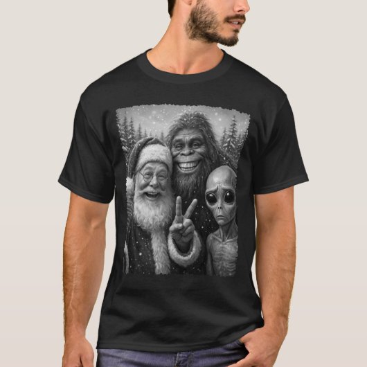 Funny Cat Santa Bigfoot Alien Christmas Selfie Tee Tシャツ (正面)