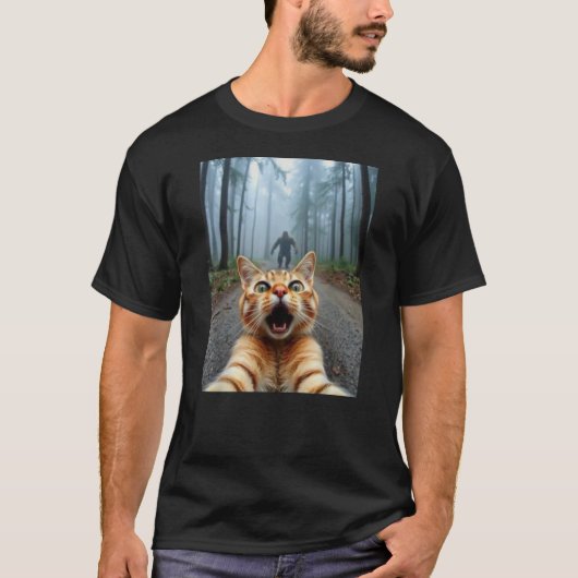 Funny Cat Selfie & Sasquatch Graphic V2 Tシャツ (正面)