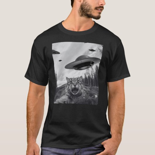 Funny Cat Selfie with Alien UFO Tシャツ (正面)