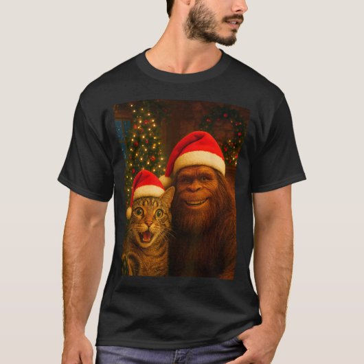 Funny Cat Selfie With Bigfoot Christmas Sasquatch  Tシャツ (正面)