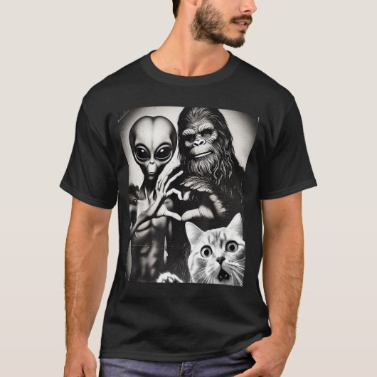 Funny Cat Selfie With Romantic Bigfoot In Love Wit Tシャツ (正面)