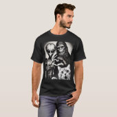 Funny Cat Selfie With Romantic Bigfoot In Love Wit Tシャツ (正面フル)