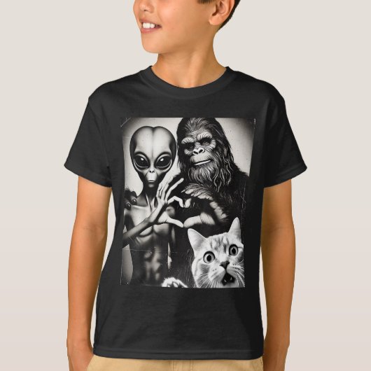 Funny Cat Selfie With Romantic Bigfoot In Love Wit Tシャツ (正面)