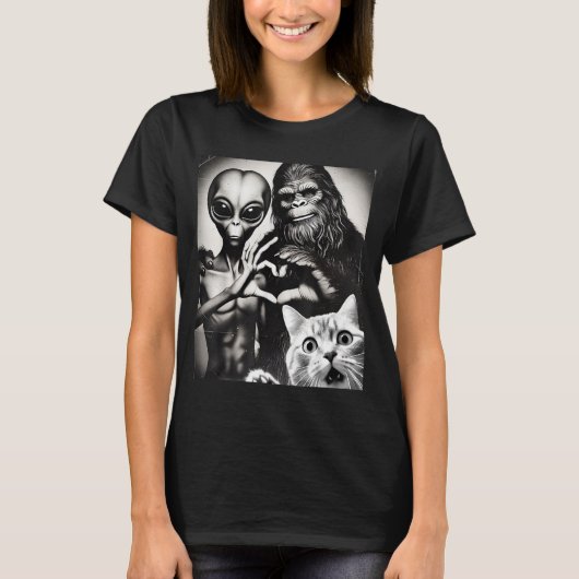 Funny Cat Selfie With Romantic Bigfoot In Love Wit Tシャツ (正面)