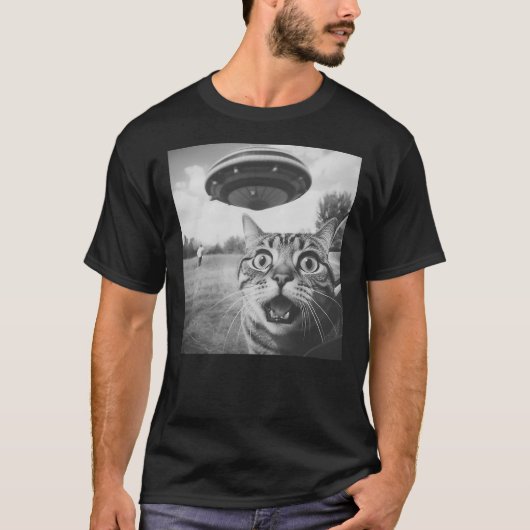 Funny Cat Selfie with UFO, Scared Cat Spaceship UF Tシャツ (正面)