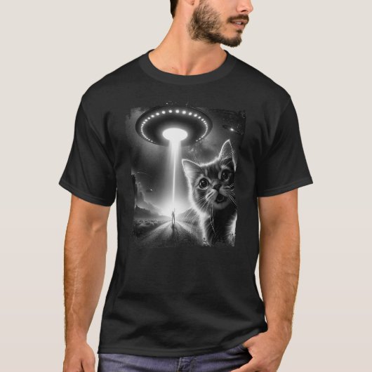 Funny Cat Selfie with UFOs Abduction Aliens Tシャツ (正面)