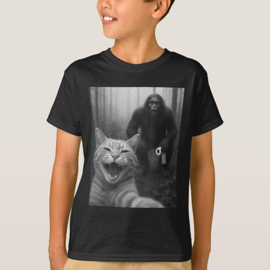 Funny Cat Surprised Happy Selfie With Bigfoot Doin Tシャツ (正面)