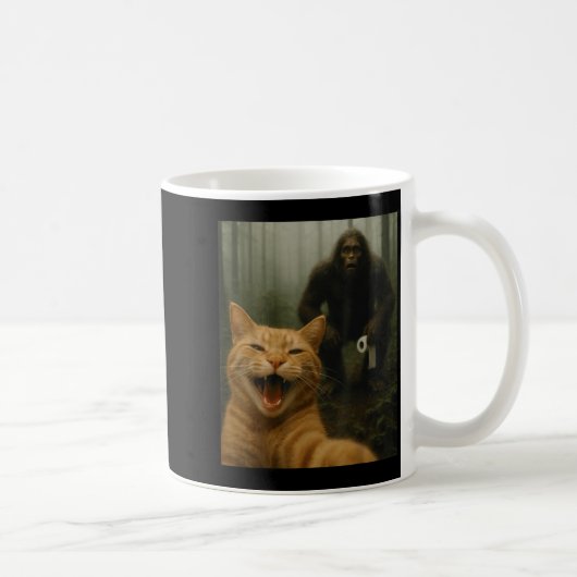 Funny Cat Surprised Happy Selfie With Bigfoot Sasq コーヒーマグカップ (右)
