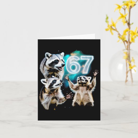 Funny Chaotic Raccoon Howling At 67 Cosmic Six Sev カード (黄色い花)