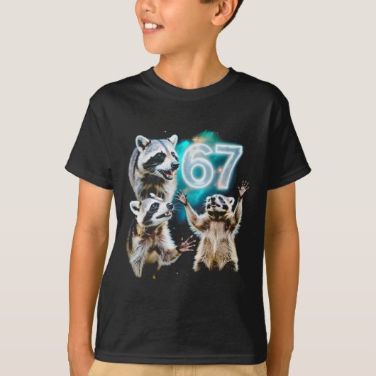 Funny Chaotic Raccoon Howling At 67 Cosmic Six Sev Tシャツ (正面)