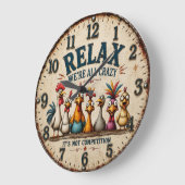Funny Chicken Relax We're All Crazy Farmhouse ラージ壁時計 (傾斜)
