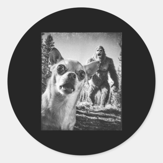 Funny Chihuahua Selfie With Bigfoot Sasquatch Cryp ラウンドシール (正面)