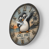 Funny Chill Vibes Only Penguin ラージ壁時計 (傾斜)