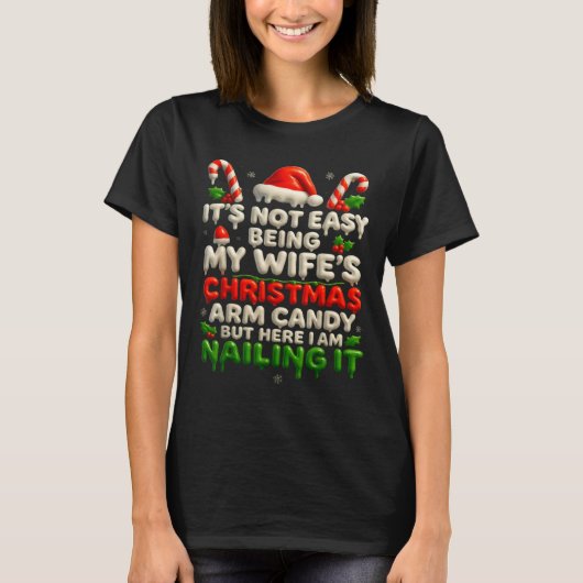 Funny Christmas Arm Candy Husband Holiday Couple H Tシャツ (正面)