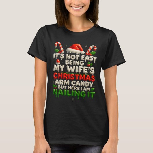 Funny Christmas Arm Candy Husband Holiday Couple H Tシャツ (正面)