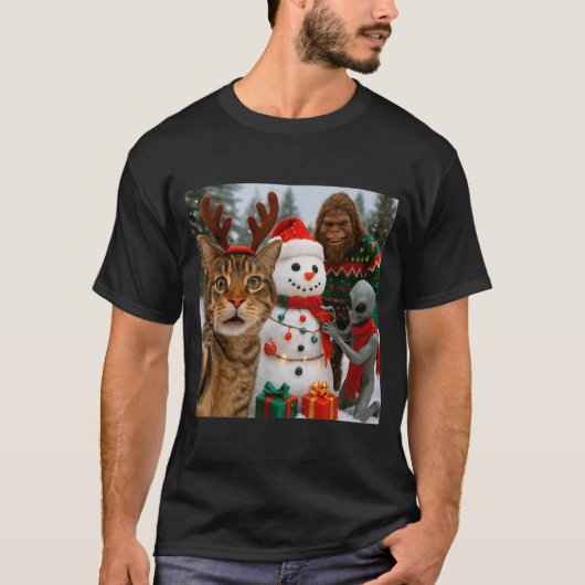 Funny Christmas Cat Selfie With Bigfoot Alien & Tシャツ (正面)