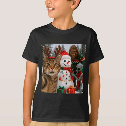 Funny Christmas Cat Selfie With Bigfoot Alien &amp Tシャツ (正面)