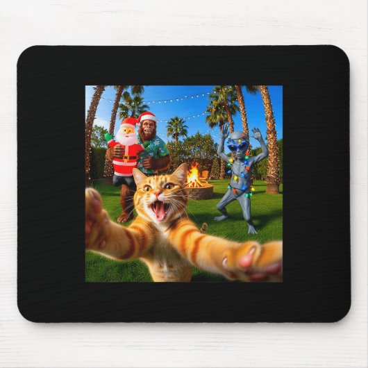 Funny Christmas Cat Selfie With Bigfoot &amp; Alie マウスパッド (正面)