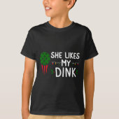 Funny Christmas Ckleball She Likes My Drink Outfit Tシャツ (正面)