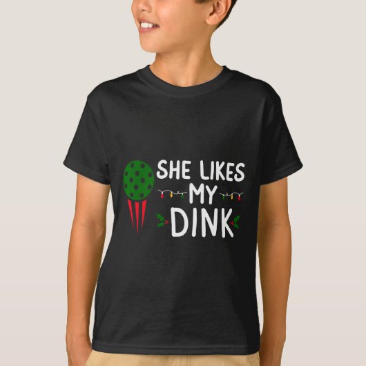 Funny Christmas Ckleball She Likes My Drink Outfit Tシャツ (正面)