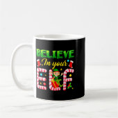Funny Christmas Elf Design Believe In Your Elf Men コーヒーマグカップ (左)